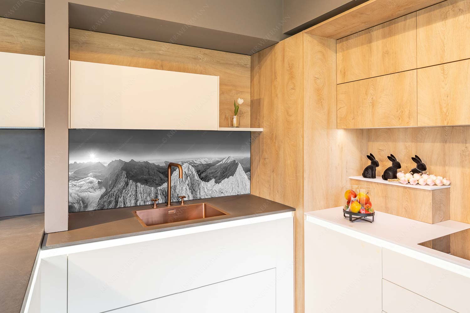 Der Mensch ist klein – Größe ca. 150x60cm, Seitenverhältnis 2,5:1 — Kaskarspitze im Karwendel Bergsteiger auf dem Gipfel der Kaskarspitze blickt ins Karwendelgebirge - Der Mensch ist klein - Größe ca. 150x60cm, Seitenverhältnis 2,5:1 - Kaskarspitze im Karwendel - weitere Infos unter https://www.kriner-weiermann.de