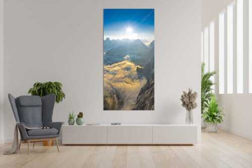 Bergsteiger auf dem Gipfel der Kaskarspitze blickt ins Karwendelgebirge - Der Mensch ist klein - Größe ca. 90x180cm, Seitenverhältnis 1:2 - Kaskarspitze im Karwendel - weitere Infos unter https://www.kriner-weiermann.de