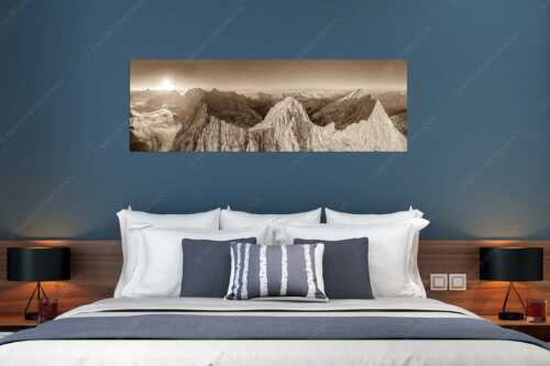 Bergsteiger auf dem Gipfel der Kaskarspitze blickt ins Karwendelgebirge - Der Mensch ist klein - Größe ca. 180x60cm, Seitenverhältnis 3:1 - Kaskarspitze im Karwendel - weitere Infos unter https://www.kriner-weiermann.de