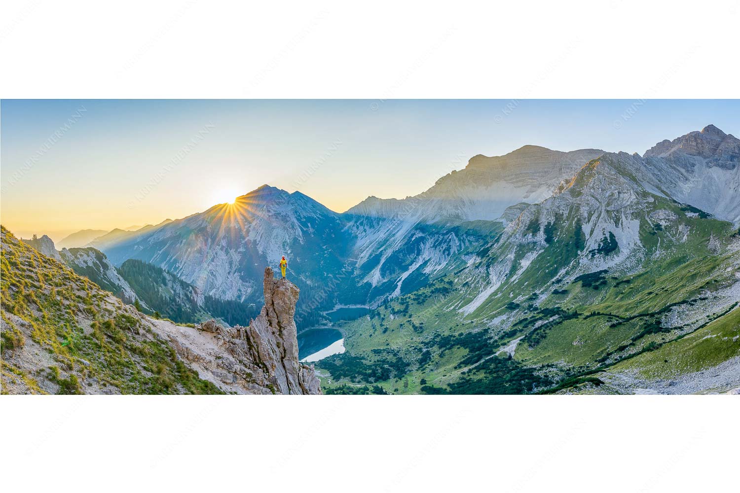 Der Tag kann beginnen – Seitenverhältnis 2,5:1 — Sonnenaufgang über Soiernsee Einsamkeit und Stille begleiten diesen traumhaften Herbstmorgen im Soierngebirge