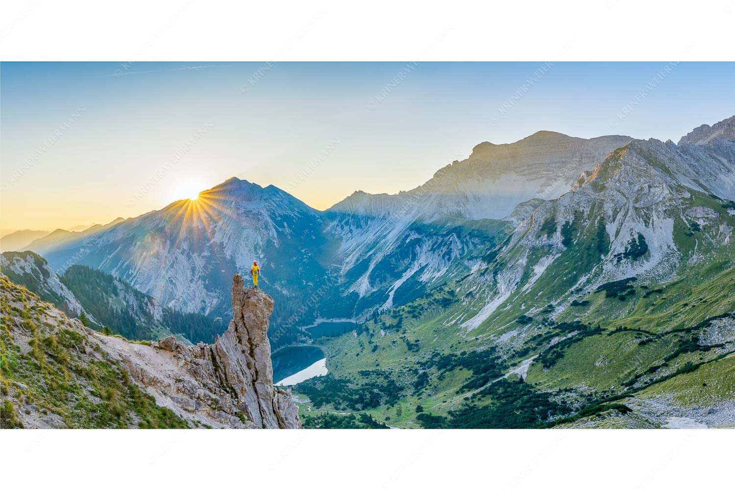 Der Tag kann beginnen – Seitenverhältnis 2:1 — Sonnenaufgang über Soiernsee Einsamkeit und Stille begleiten diesen traumhaften Herbstmorgen im Soierngebirge