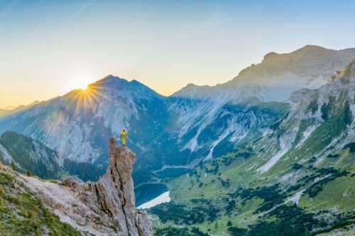 Einsamkeit und Stille begleiten diesen traumhaften Herbstmorgen im Soierngebirge - Der Tag kann beginnen - Seitenverhältnis 3:2 - Sonnenaufgang über Soiernsee - weitere Infos unter https://www.kriner-weiermann.de