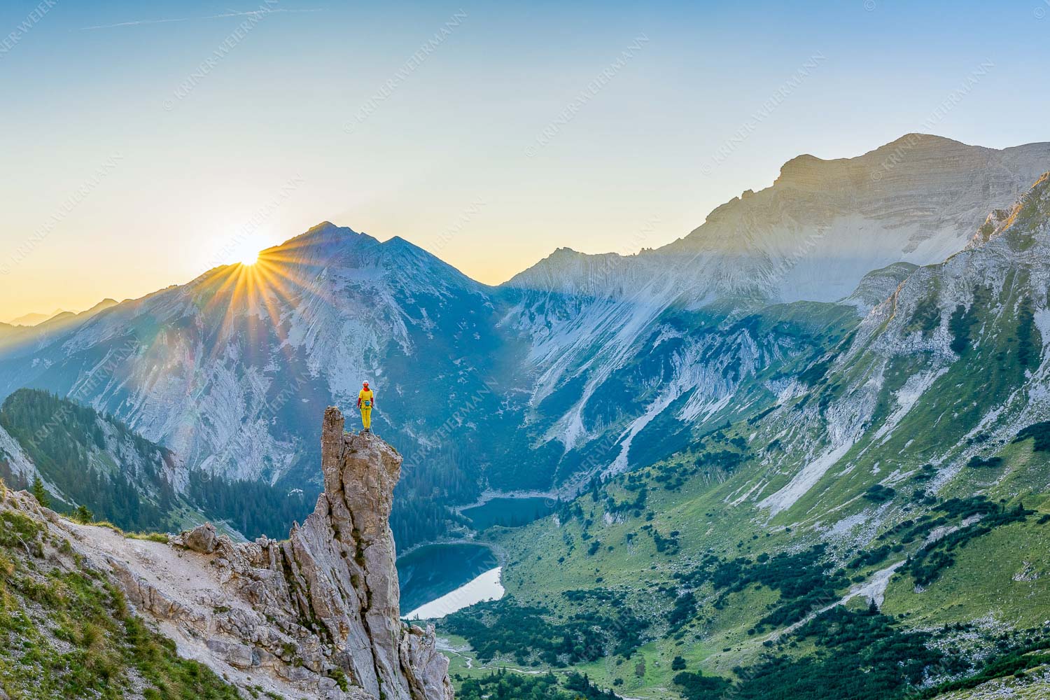 Der Tag kann beginnen – Seitenverhältnis 3:2 — Sonnenaufgang über Soiernsee Einsamkeit und Stille begleiten diesen traumhaften Herbstmorgen im Soierngebirge