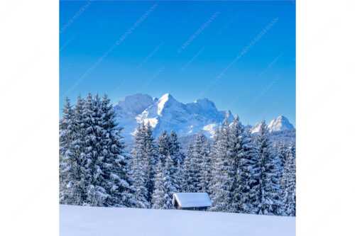 Blick zum Wettersteingebirge mit Zugspitzmassiv - Der Wetterstein - Seitenverhältnis 1:1 - Winter Wald und Heustadel - weitere Infos unter https://www.kriner-weiermann.de