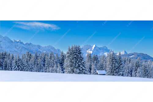 Blick zum Wettersteingebirge mit Zugspitzmassiv - Der Wetterstein - Seitenverhältnis 2,5:1 - Winter Wald und Heustadel - weitere Infos unter https://www.kriner-weiermann.de