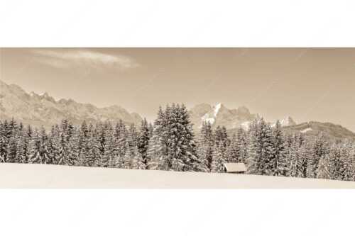 Blick zum Wettersteingebirge mit Zugspitzmassiv - Der Wetterstein - Seitenverhältnis 2,5:1 - Winter Wald und Heustadel - weitere Infos unter https://www.kriner-weiermann.de