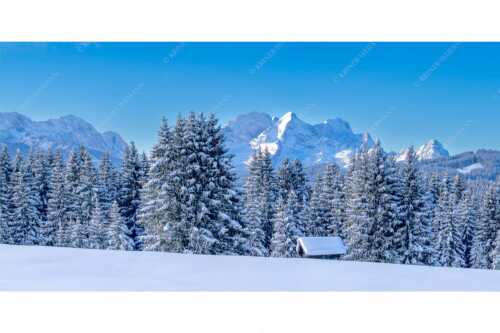 Blick zum Wettersteingebirge mit Zugspitzmassiv - Der Wetterstein - Seitenverhältnis 2:1 - Winter Wald und Heustadel - weitere Infos unter https://www.kriner-weiermann.de