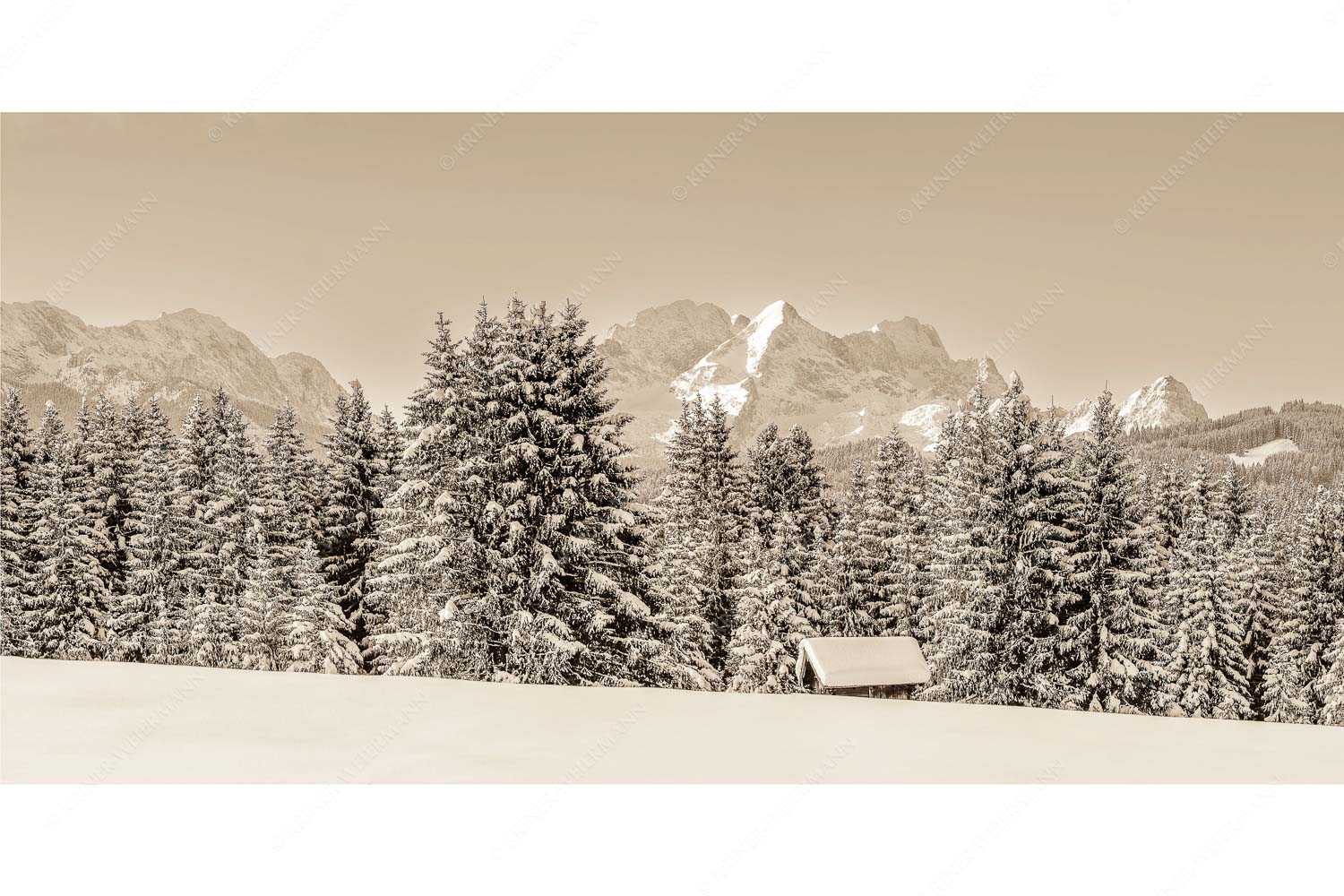 Der Wetterstein – Seitenverhältnis 2:1 — Winter Wald und Heustadel Blick zum Wettersteingebirge mit Zugspitzmassiv