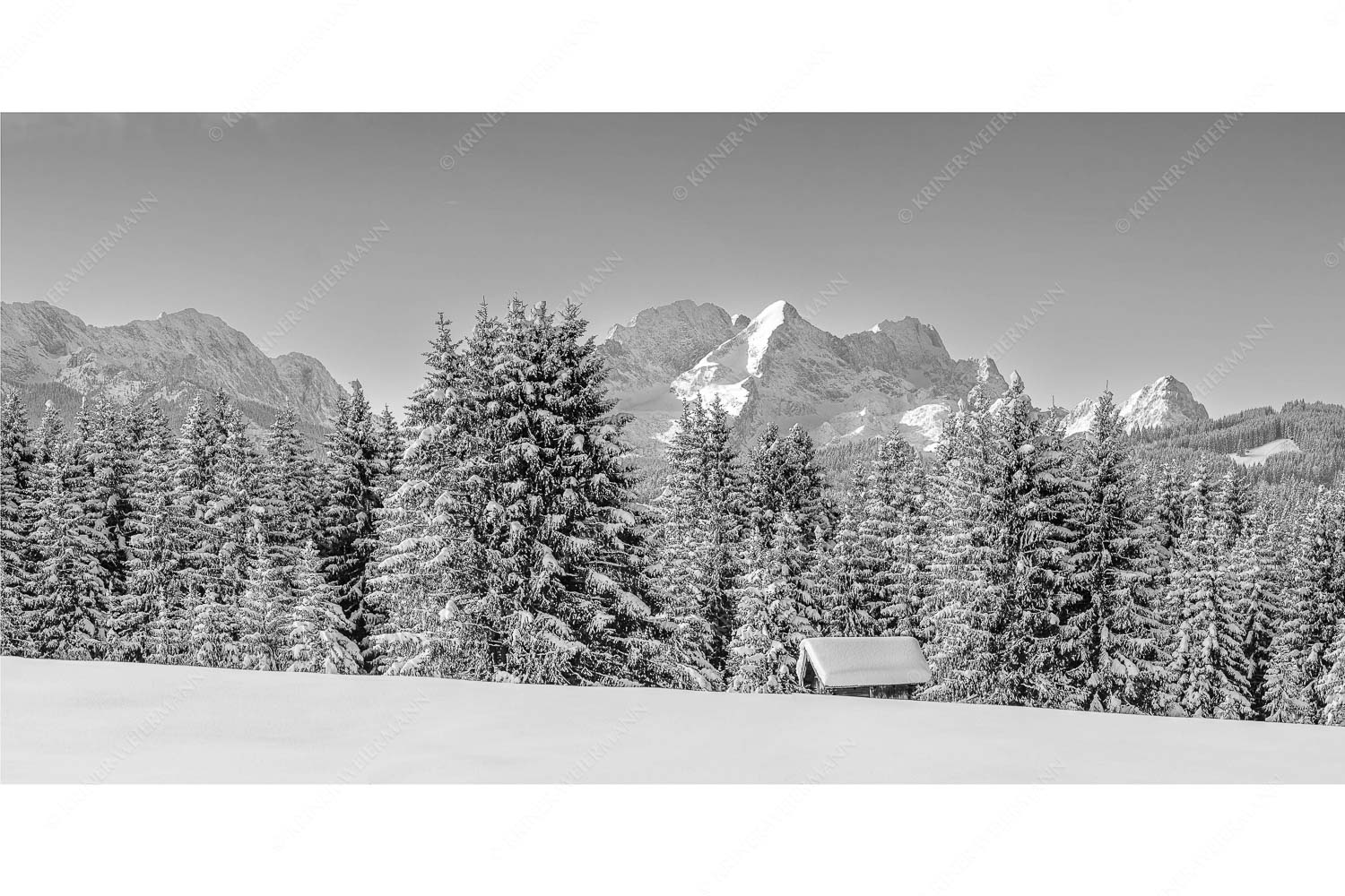 Der Wetterstein – Seitenverhältnis 2:1 — Winter Wald und Heustadel Blick zum Wettersteingebirge mit Zugspitzmassiv