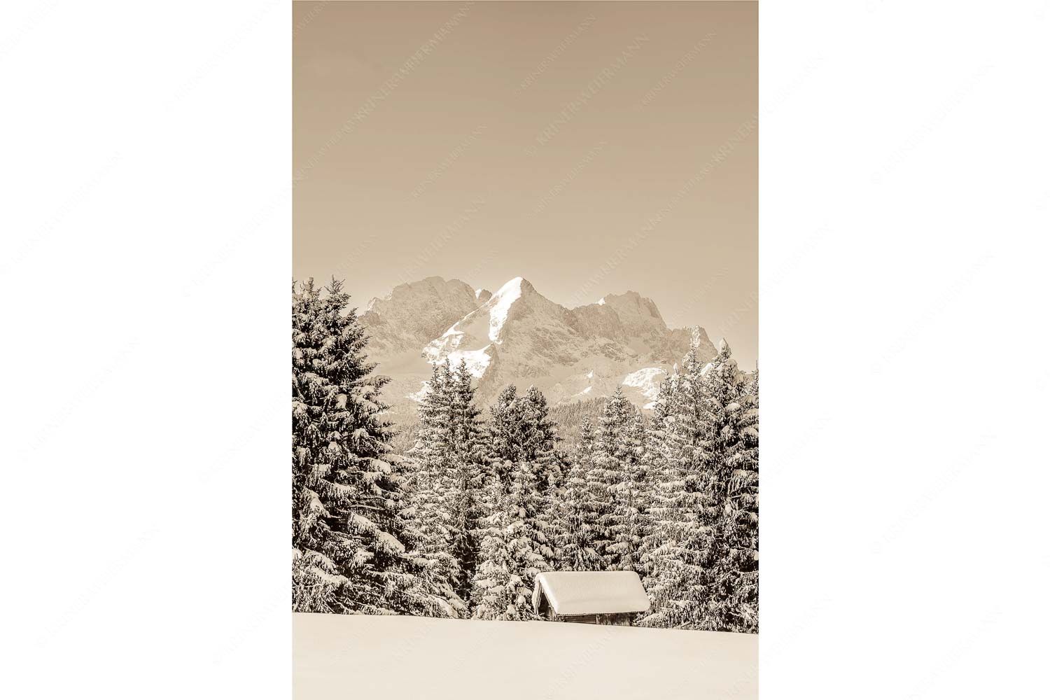 Der Wetterstein – Seitenverhältnis 2:3 — Winter Wald und Heustadel Blick zum Wettersteingebirge mit Zugspitzmassiv