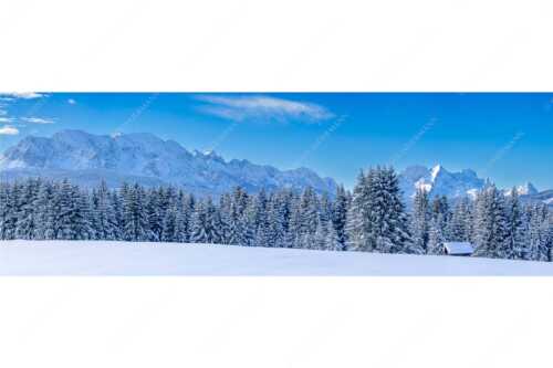 Blick zum Wettersteingebirge mit Zugspitzmassiv - Der Wetterstein - Seitenverhältnis 3:1 - Winter Wald und Heustadel - weitere Infos unter https://www.kriner-weiermann.de
