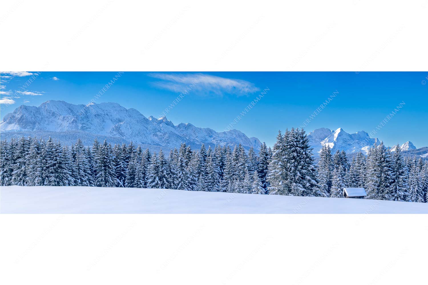 Der Wetterstein – Seitenverhältnis 3:1 — Winter Wald und Heustadel Blick zum Wettersteingebirge mit Zugspitzmassiv
