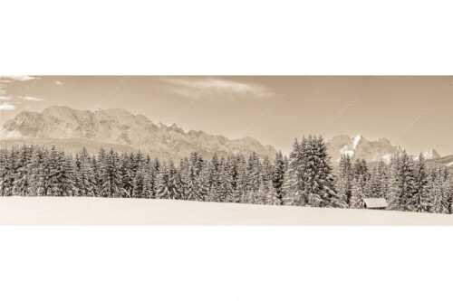 Blick zum Wettersteingebirge mit Zugspitzmassiv - Der Wetterstein - Seitenverhältnis 3:1 - Winter Wald und Heustadel - weitere Infos unter https://www.kriner-weiermann.de