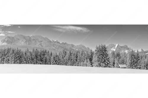 Blick zum Wettersteingebirge mit Zugspitzmassiv - Der Wetterstein - Seitenverhältnis 3:1 - Winter Wald und Heustadel - weitere Infos unter https://www.kriner-weiermann.de