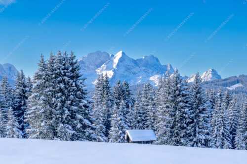 Blick zum Wettersteingebirge mit Zugspitzmassiv - Der Wetterstein - Seitenverhältnis 3:2 - Winter Wald und Heustadel - weitere Infos unter https://www.kriner-weiermann.de