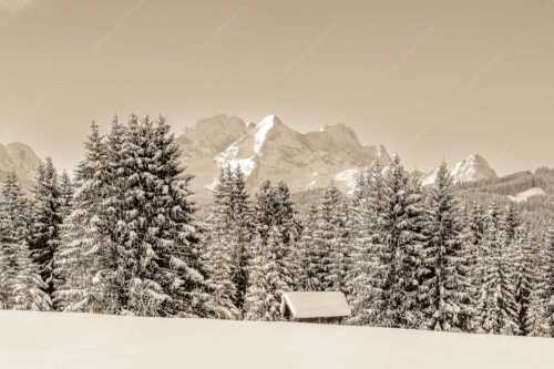 Blick zum Wettersteingebirge mit Zugspitzmassiv - Der Wetterstein - Seitenverhältnis 3:2 - Winter Wald und Heustadel - weitere Infos unter https://www.kriner-weiermann.de