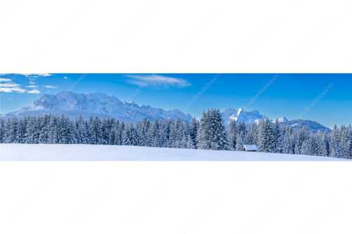 Blick zum Wettersteingebirge mit Zugspitzmassiv - Der Wetterstein - Seitenverhältnis 4:1 - Winter Wald und Heustadel - weitere Infos unter https://www.kriner-weiermann.de