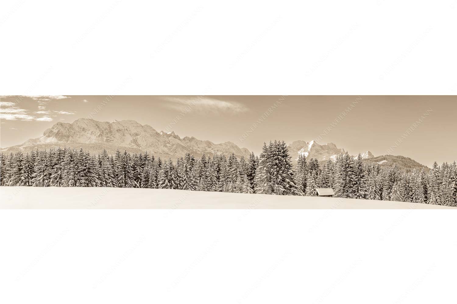 Der Wetterstein – Seitenverhältnis 4:1 — Winter Wald und Heustadel Blick zum Wettersteingebirge mit Zugspitzmassiv