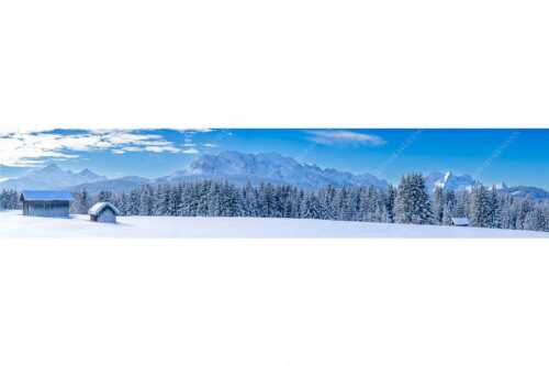 Blick zum Wettersteingebirge mit Zugspitzmassiv - Der Wetterstein - Seitenverhältnis 5:1 - Winter Wald und Heustadel - weitere Infos unter https://www.kriner-weiermann.de