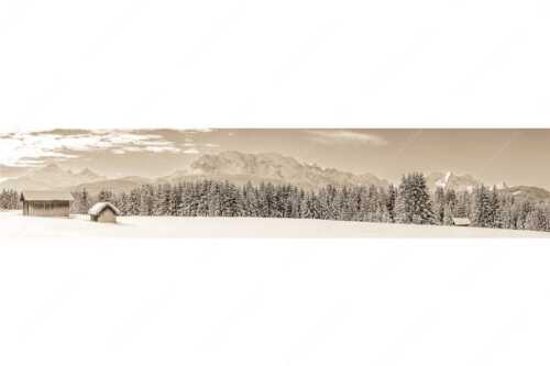 Blick zum Wettersteingebirge mit Zugspitzmassiv - Der Wetterstein - Seitenverhältnis 5:1 - Winter Wald und Heustadel - weitere Infos unter https://www.kriner-weiermann.de