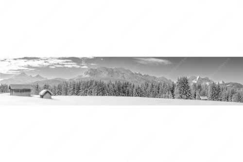 Blick zum Wettersteingebirge mit Zugspitzmassiv - Der Wetterstein - Seitenverhältnis 5:1 - Winter Wald und Heustadel - weitere Infos unter https://www.kriner-weiermann.de