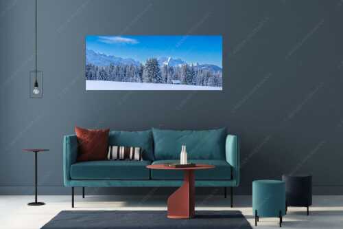 Blick zum Wettersteingebirge mit Zugspitzmassiv - Der Wetterstein - Größe ca. 175x70cm, Seitenverhältnis 2,5:1 - Winter Wald und Heustadel - weitere Infos unter https://www.kriner-weiermann.de