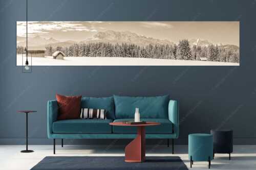 Blick zum Wettersteingebirge mit Zugspitzmassiv - Der Wetterstein - Größe ca. 350x70cm, Seitenverhältnis 5:1 - Winter Wald und Heustadel - weitere Infos unter https://www.kriner-weiermann.de