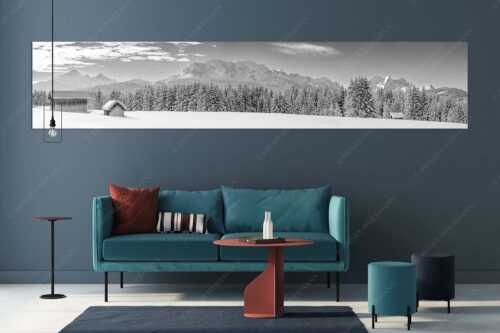 Blick zum Wettersteingebirge mit Zugspitzmassiv - Der Wetterstein - Größe ca. 350x70cm, Seitenverhältnis 5:1 - Winter Wald und Heustadel - weitere Infos unter https://www.kriner-weiermann.de