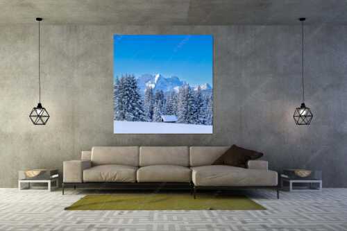 Blick zum Wettersteingebirge mit Zugspitzmassiv - Der Wetterstein - Größe ca. 160x160cm, Seitenverhältnis 1:1 - Winter Wald und Heustadel - weitere Infos unter https://www.kriner-weiermann.de
