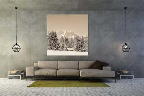 Blick zum Wettersteingebirge mit Zugspitzmassiv - Der Wetterstein - Größe ca. 160x160cm, Seitenverhältnis 1:1 - Winter Wald und Heustadel - weitere Infos unter https://www.kriner-weiermann.de