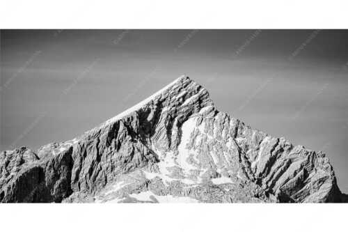 Im Frühsommer wenn noch teilweise Schnee in der Nordflanke liegt ist die Alpspitze am schönsten - Die Königin - Seitenverhältnis 2:1 - Alpspitze in Garmisch-Partenkirchen - weitere Infos unter https://www.kriner-weiermann.de