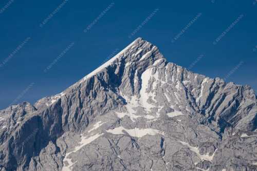 Im Frühsommer wenn noch teilweise Schnee in der Nordflanke liegt ist die Alpspitze am schönsten - Die Königin - Seitenverhältnis 3:2 - Alpspitze in Garmisch-Partenkirchen - weitere Infos unter https://www.kriner-weiermann.de