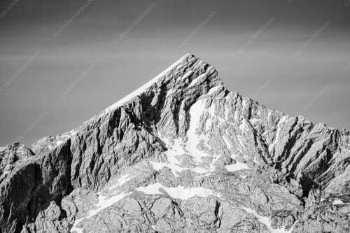Im Frühsommer wenn noch teilweise Schnee in der Nordflanke liegt ist die Alpspitze am schönsten - Die Königin - Seitenverhältnis 3:2 - Alpspitze in Garmisch-Partenkirchen - weitere Infos unter https://www.kriner-weiermann.de