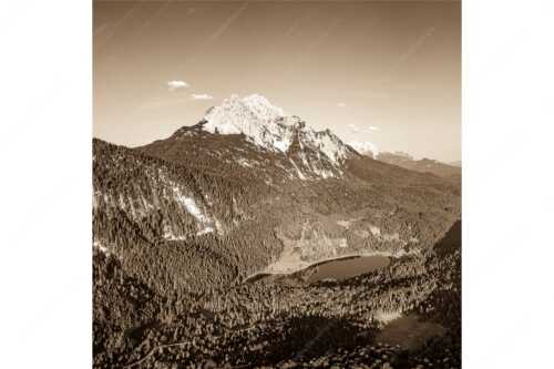 Blick über Ferchensee zur Unteren und Oberen Wettersteinspitze. - Die Perle - Seitenverhältnis 1:1 - Ferchensee am Wetterstein - weitere Infos unter https://www.kriner-weiermann.de