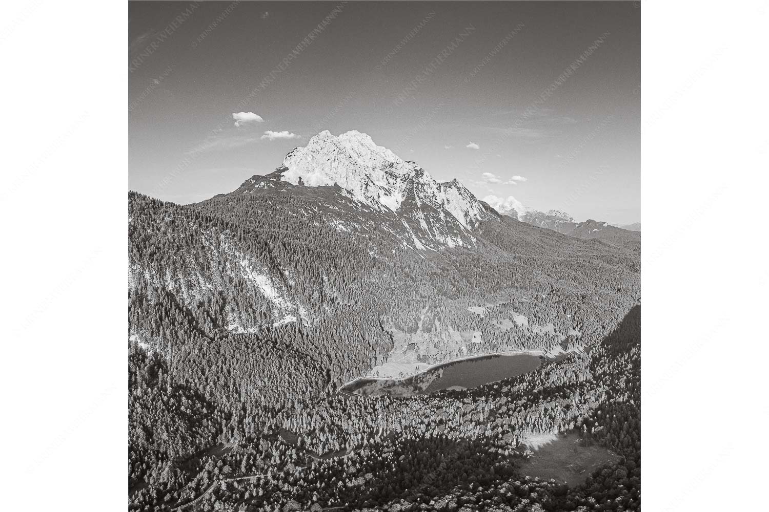 Die Perle – Seitenverhältnis 1:1 — Ferchensee am Wetterstein Blick über Ferchensee zur Unteren und Oberen Wettersteinspitze.