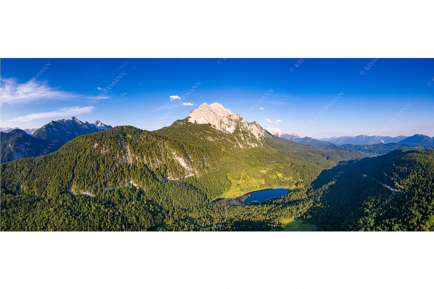 Die Perle – Seitenverhältnis 2,5:1 — Ferchensee am Wetterstein Blick über Ferchensee zur Unteren und Oberen Wettersteinspitze.
