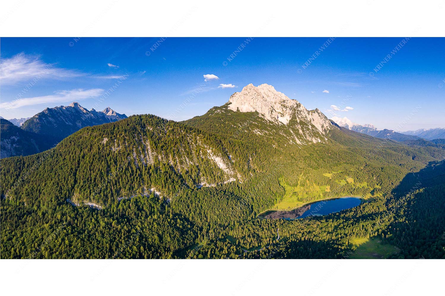 Die Perle – Seitenverhältnis 2:1 — Ferchensee am Wetterstein Blick über Ferchensee zur Unteren und Oberen Wettersteinspitze.