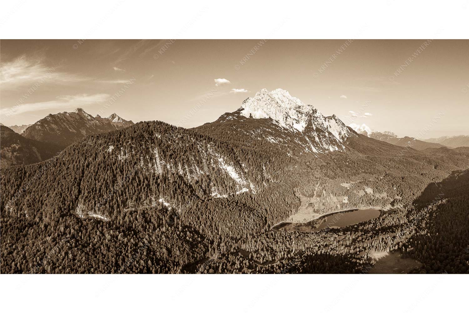 Die Perle – Seitenverhältnis 2:1 — Ferchensee am Wetterstein Blick über Ferchensee zur Unteren und Oberen Wettersteinspitze.