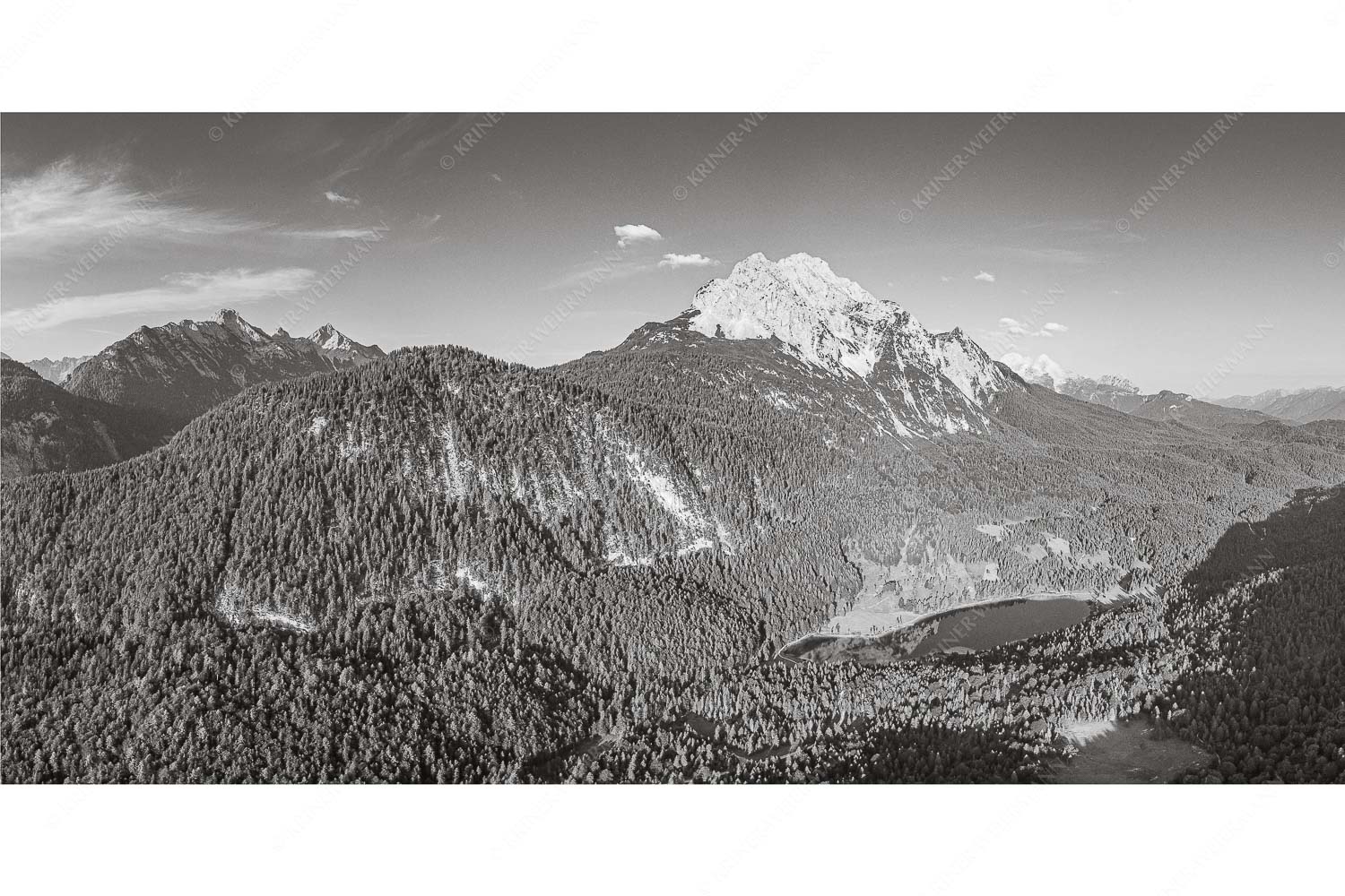 Die Perle – Seitenverhältnis 2:1 — Ferchensee am Wetterstein Blick über Ferchensee zur Unteren und Oberen Wettersteinspitze.