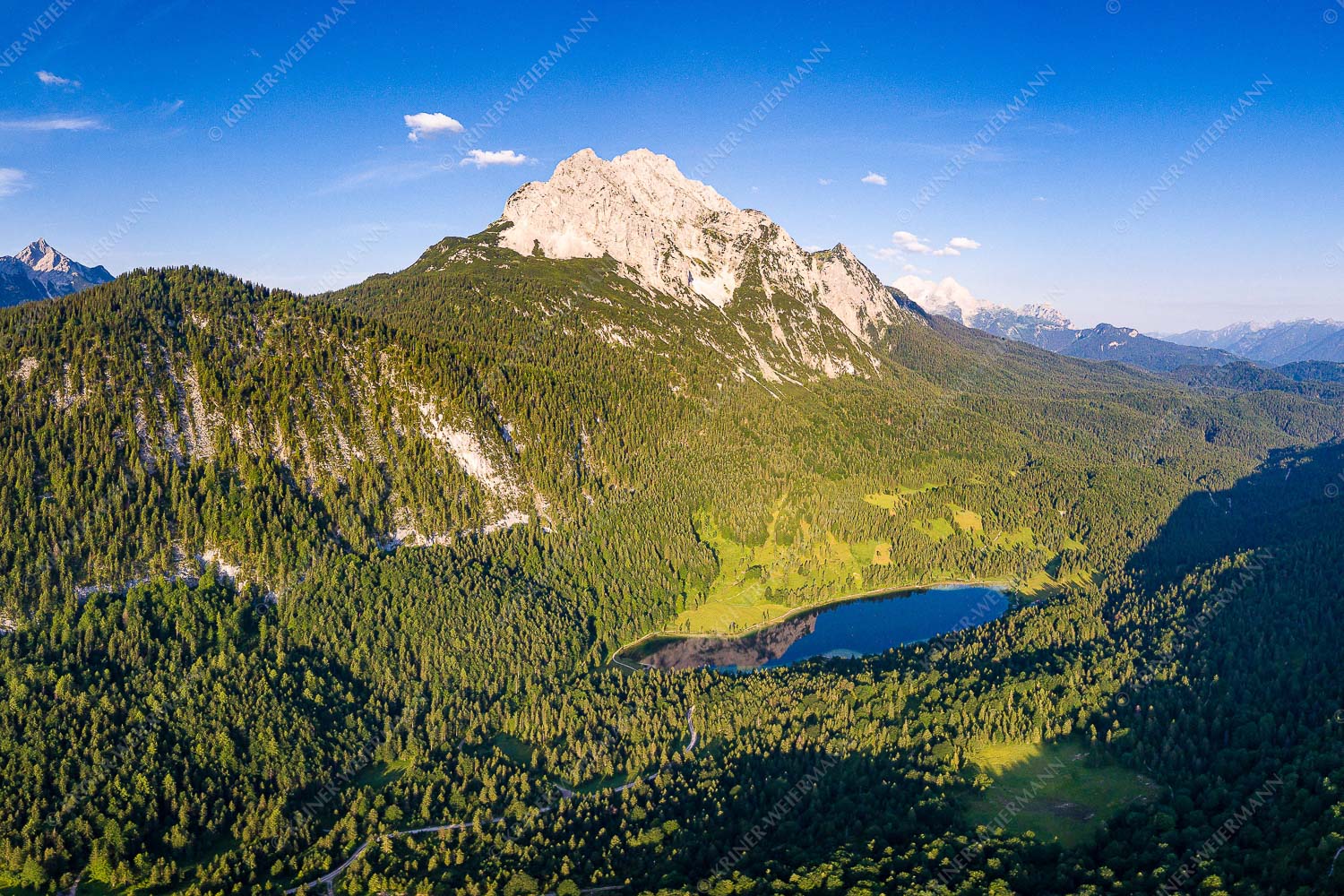 Die Perle – Seitenverhältnis 3:2 — Ferchensee am Wetterstein Blick über Ferchensee zur Unteren und Oberen Wettersteinspitze.