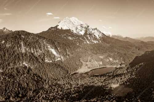 Blick über Ferchensee zur Unteren und Oberen Wettersteinspitze. - Die Perle - Seitenverhältnis 3:2 - Ferchensee am Wetterstein - weitere Infos unter https://www.kriner-weiermann.de