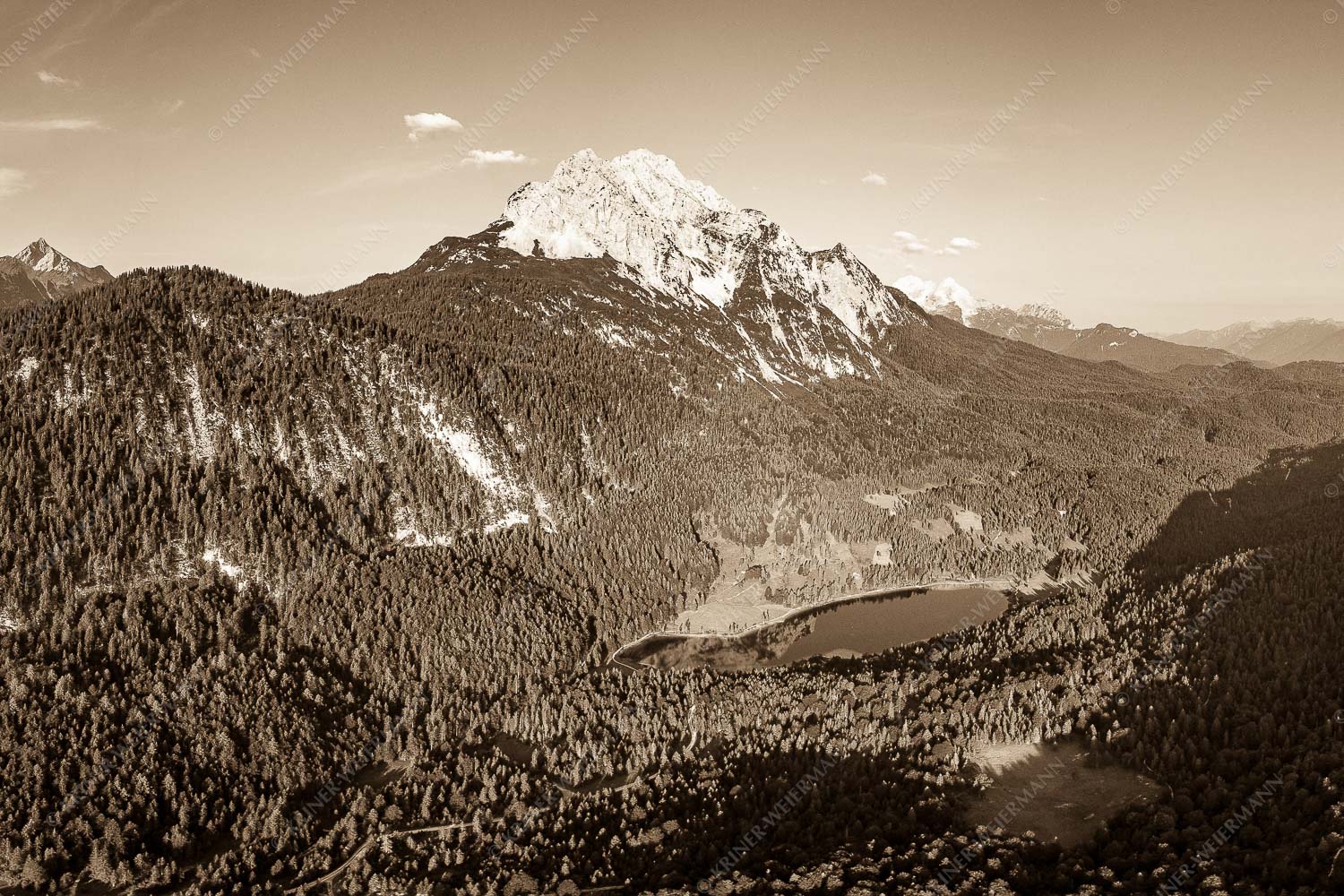 Blick über Ferchensee zur Unteren und Oberen Wettersteinspitze.