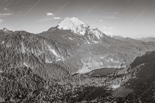 Blick über Ferchensee zur Unteren und Oberen Wettersteinspitze. - Die Perle - Seitenverhältnis 3:2 - Ferchensee am Wetterstein - weitere Infos unter https://www.kriner-weiermann.de