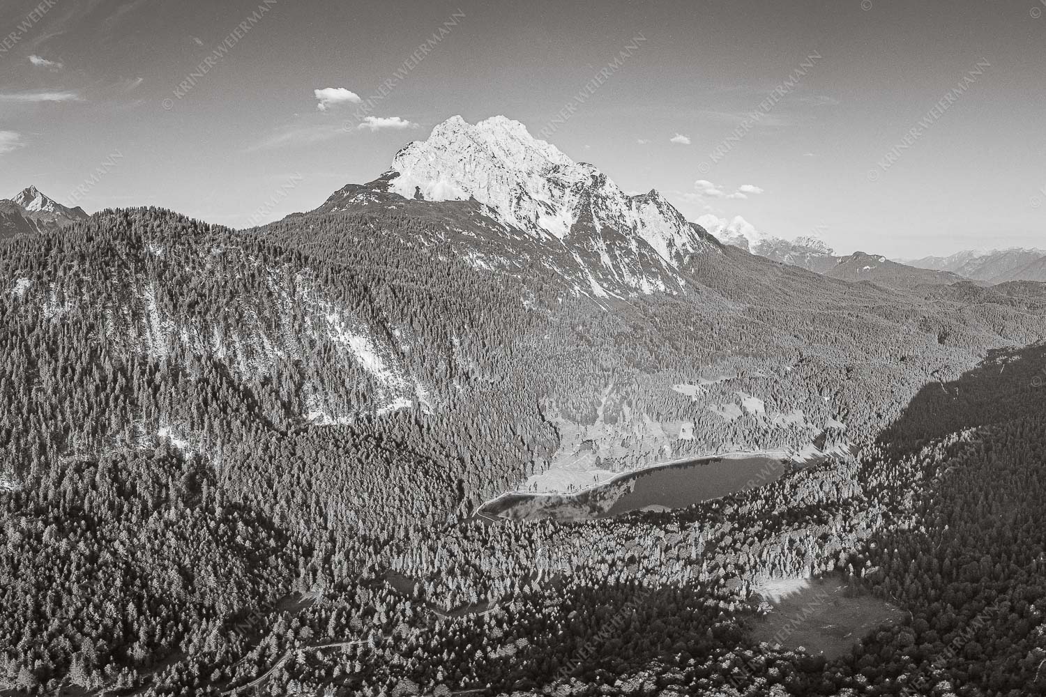 Die Perle – Seitenverhältnis 3:2 — Ferchensee am Wetterstein Blick über Ferchensee zur Unteren und Oberen Wettersteinspitze.