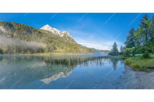Am Morgen wenn noch leichter Nebel über dem Ferchensee liegt ist die Stille greifbar - Die Ruhe am Ferchensee - Seitenverhältnis 2:1 - Ferchsee im Wettersteingebirge - weitere Infos unter https://www.kriner-weiermann.de