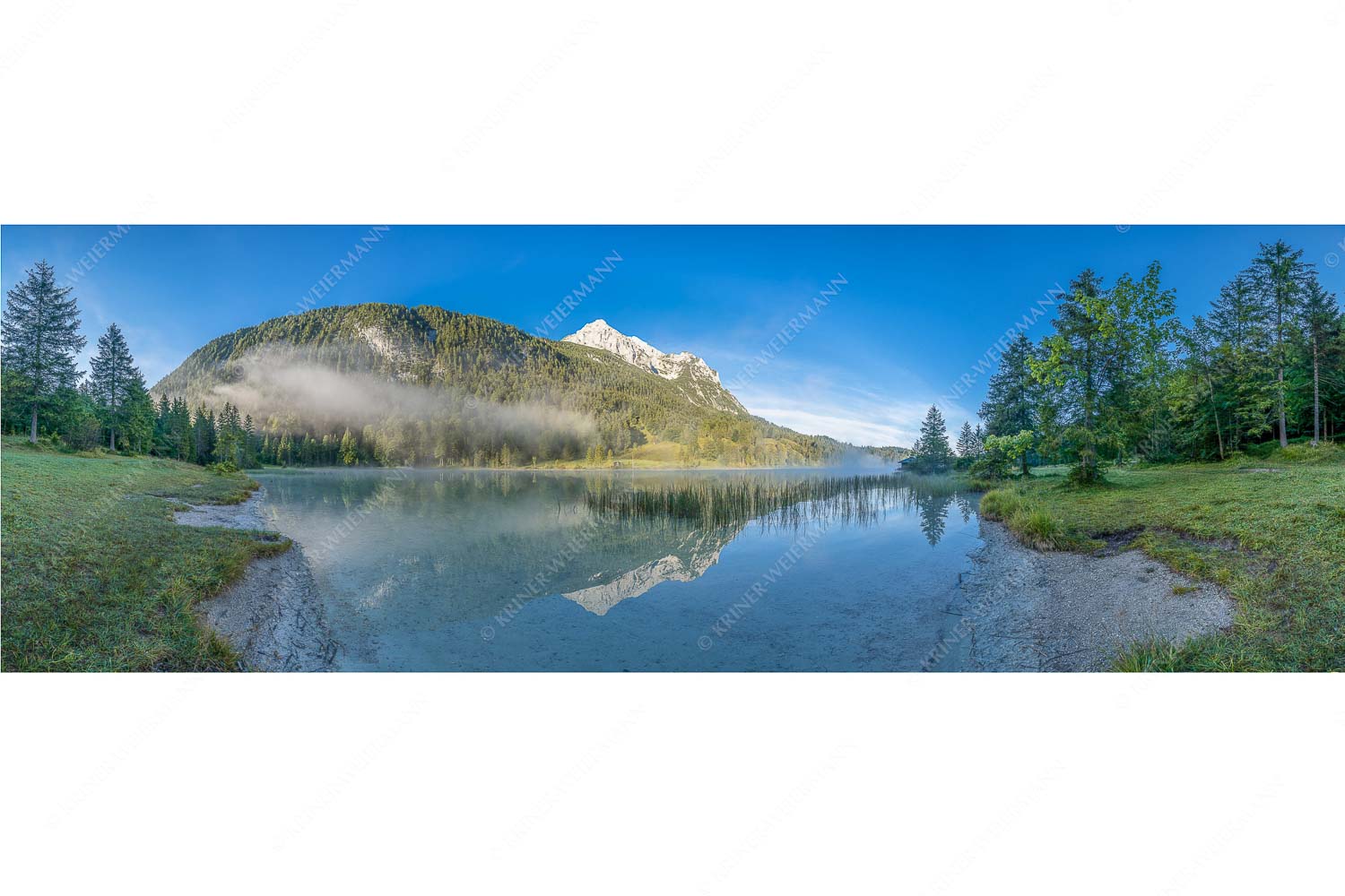 Die Ruhe am Ferchensee – Seitenverhältnis 3:1 — Ferchsee im Wettersteingebirge Am Morgen wenn noch leichter Nebel über dem Ferchensee liegt ist die Stille greifbar