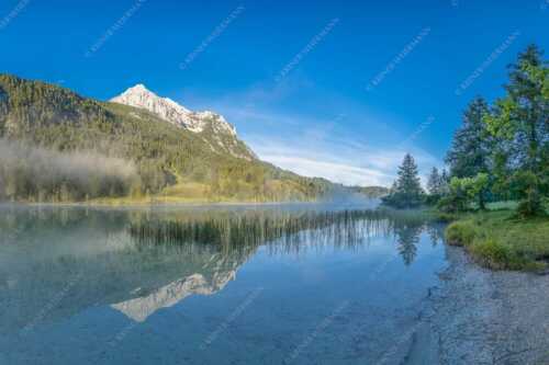 Am Morgen wenn noch leichter Nebel über dem Ferchensee liegt ist die Stille greifbar - Die Ruhe am Ferchensee - Seitenverhältnis 3:2 - Ferchsee im Wettersteingebirge - weitere Infos unter https://www.kriner-weiermann.de