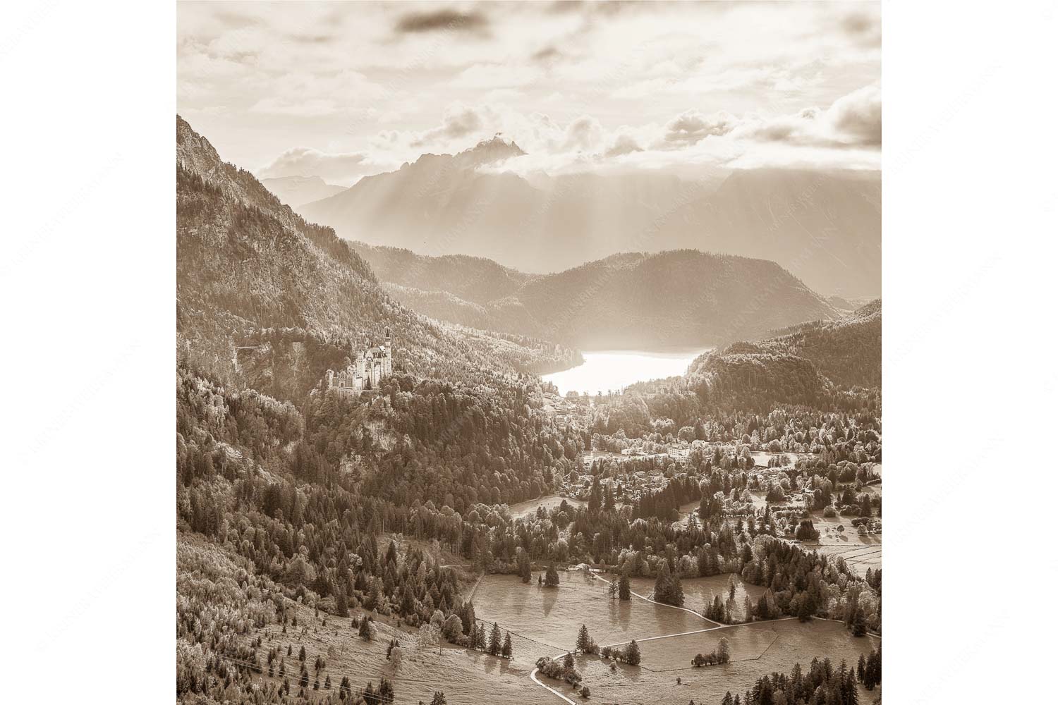 Die Schlösser – Seitenverhältnis 1:1 — Schloss Neuschwanstein Die Abendsonne streicht noch über den Alpsee und Schloss Neuschwanstein