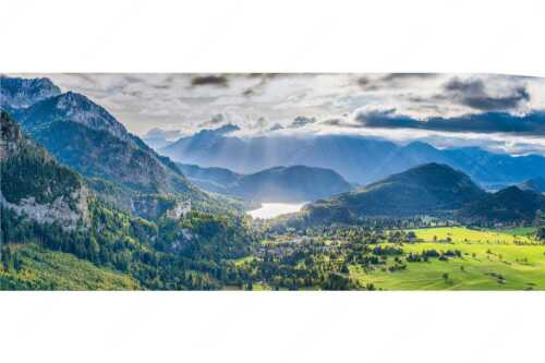 Die Abendsonne streicht noch über den Alpsee und Schloss Neuschwanstein - Die Schlösser - Seitenverhältnis 2,5:1 - Schloss Neuschwanstein - weitere Infos unter https://www.kriner-weiermann.de