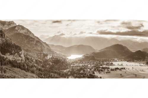 Die Abendsonne streicht noch über den Alpsee und Schloss Neuschwanstein - Die Schlösser - Seitenverhältnis 2,5:1 - Schloss Neuschwanstein - weitere Infos unter https://www.kriner-weiermann.de